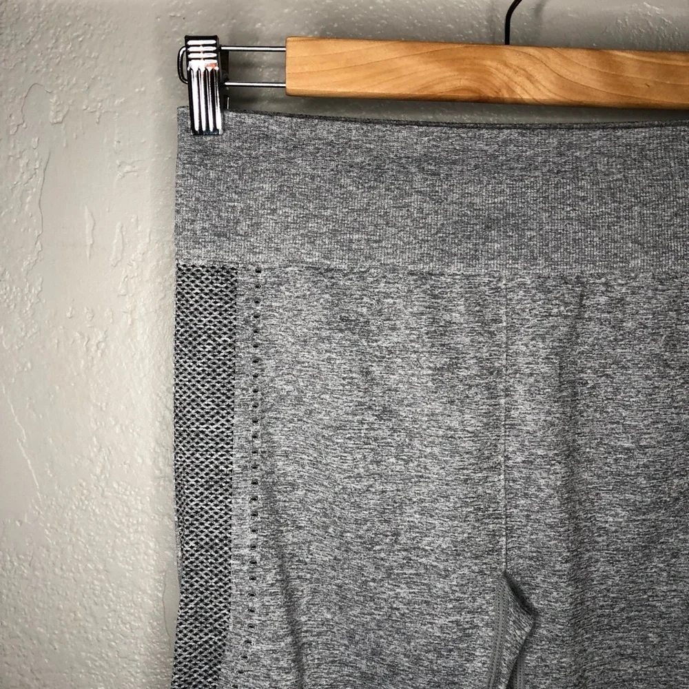 Fabletics Grey Mid-Rise Seamless Dot Capri Small - Picture 3 of 6